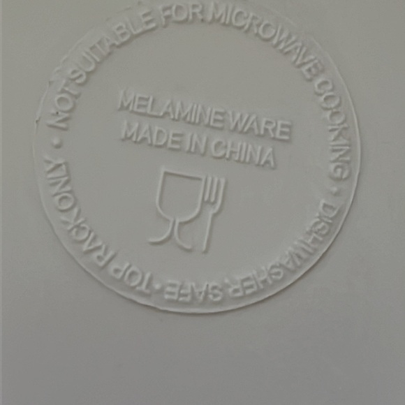 Set of four scalloped edge melamine bowls by Waverly. New with tags. - Picture 4 of 5